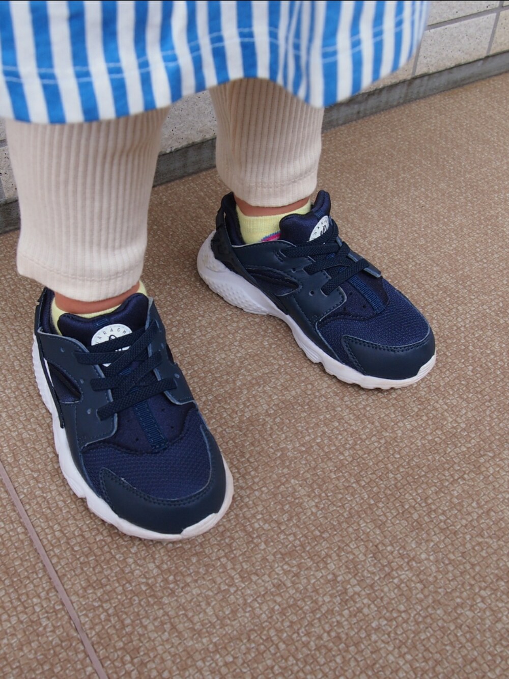 「夏コーデ、2歳、女の子、キャップ、カジュアルコーデ、キッズファッション、ワンピース、レイヤードスタイル、NIKE、ハラチ」｜「ZARAのアイテム（キャップ、ベージュ系）」を使った、𝑀𝐴𝑁𝑂𝐴さん（キッズ・90cm）の春コーディネートの5枚目の写真