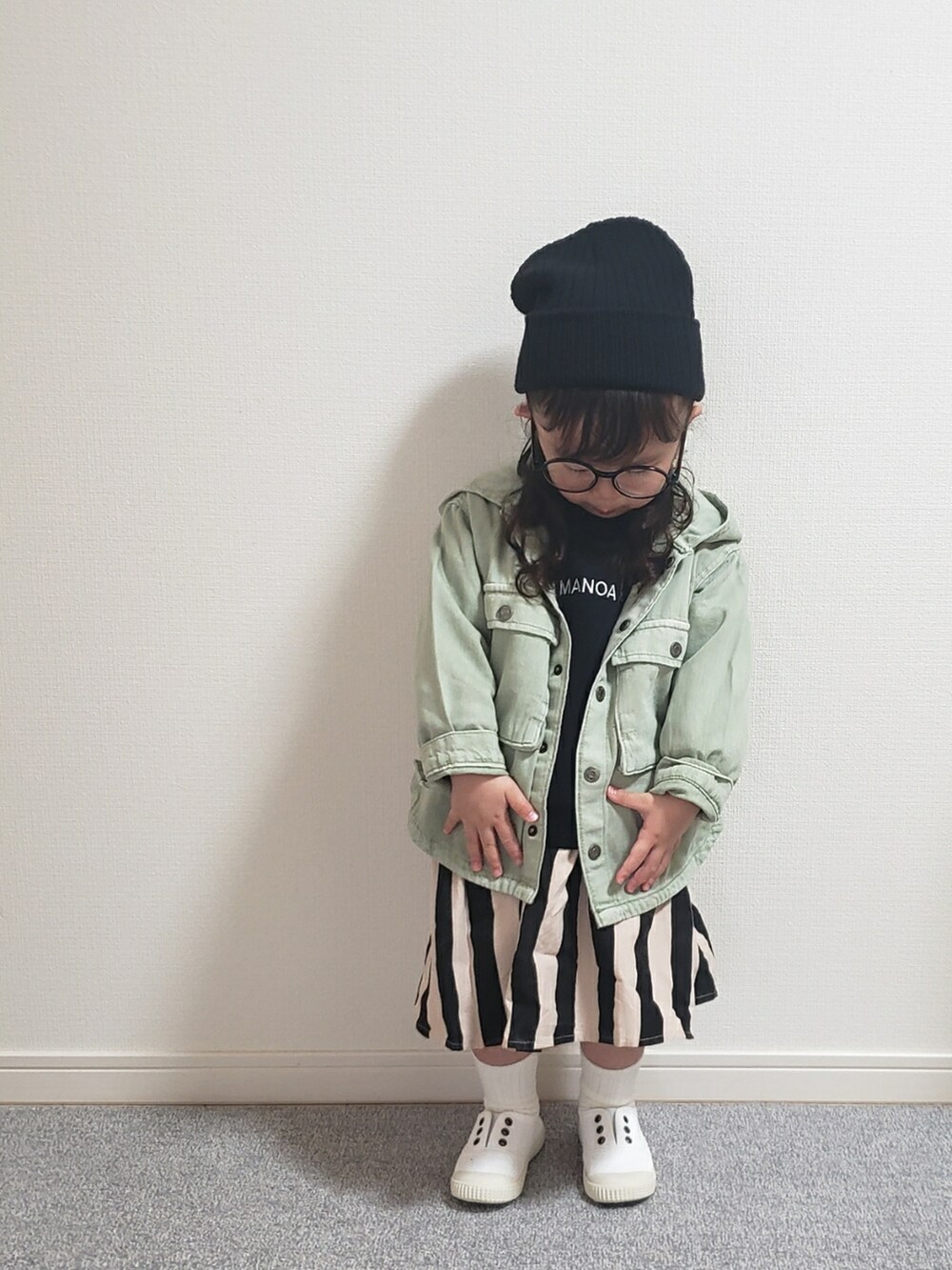 「春コーデ、2歳、女の子、ジャケット、キッズコーデ、スウェット、スカート、めがね、追いコーデ、春服デビュー宣言」｜「DAISOのアイテム（ニットキャップ/ビーニー、ブラック系）」を使った、𝑀𝐴𝑁𝑂𝐴さん（キッズ・90cm）の春コーディネートの2枚目の写真