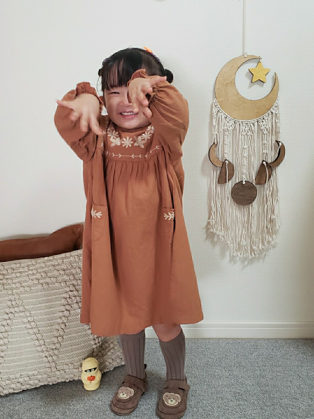 「今日のコーデ、秋冬コーデ、2歳、おだんごヘアー、キッズファッション、キッズコーデ、着回しコーデ、カジュアル、ブラウン、ワンピース、ハロウィン、WEARハロウィン2022」｜「Birthdayのアイテム（スニーカー、ベージュ系）」を使った、𝑀𝐴𝑁𝑂𝐴さん（キッズ・90cm）の秋コーディネートの2枚目の写真