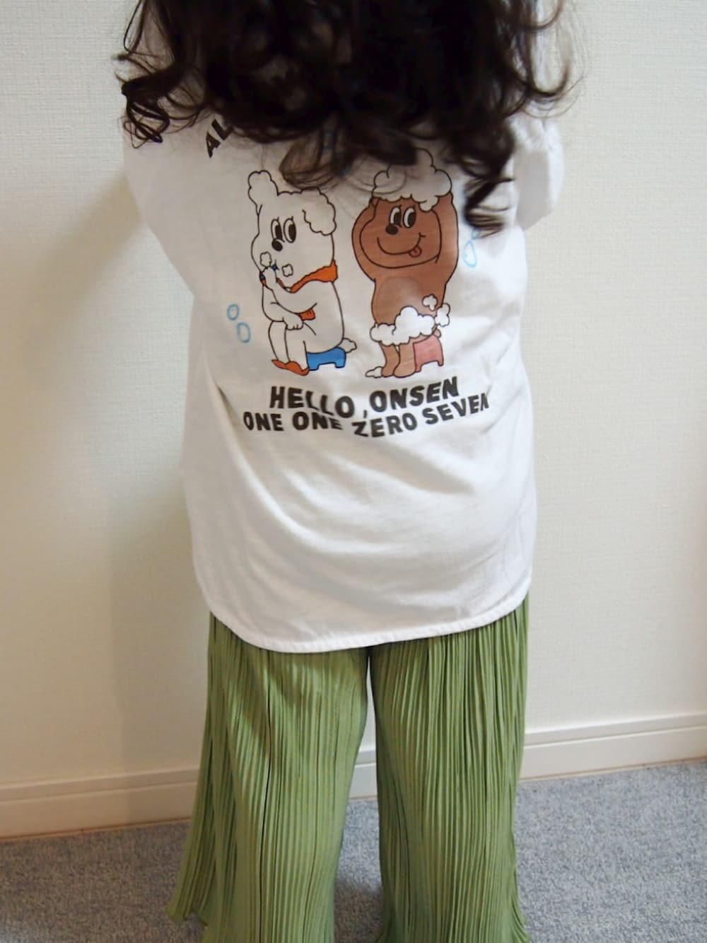 ホワイト系のTシャツ/カットソー、グリーン系のその他パンツ、ホワイト系のスニーカーを着用したキッズの夏コーディネートの3枚目の写真