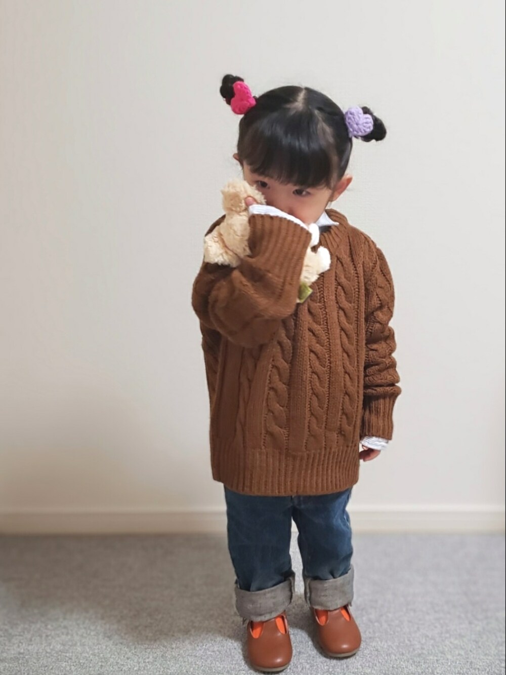 「春コーデ、2歳、女の子、チョコ色に染まれ、キッズコーデ、カジュアルコーデ、シンプル、ほめられ本命コーデ、レイヤードスタイル、シャツスタイル、ビビットカラー、おしゃれさんと繋がりたい」｜「petit mainのアイテム（ニット/セーター、ブラウン系）」を使った、𝑀𝐴𝑁𝑂𝐴さん（キッズ・90cm）の冬コーディネートの2枚目の写真