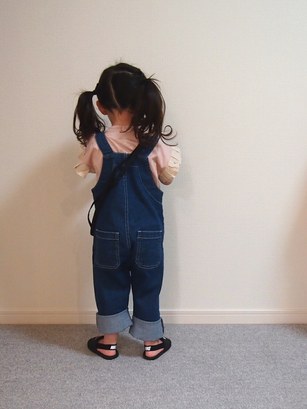 「春コーデ、2歳、女の子、サロペット、ボリューム袖、カジュアル、サンダル、NIKE、Tシャツ」｜「pairmanonの選べるフリルデザイン ガールズ半袖Tシャツ（Tシャツ/カットソー、ピンク系）」を使った、𝑀𝐴𝑁𝑂𝐴さん（キッズ・90cm）の春コーディネートの3枚目の写真