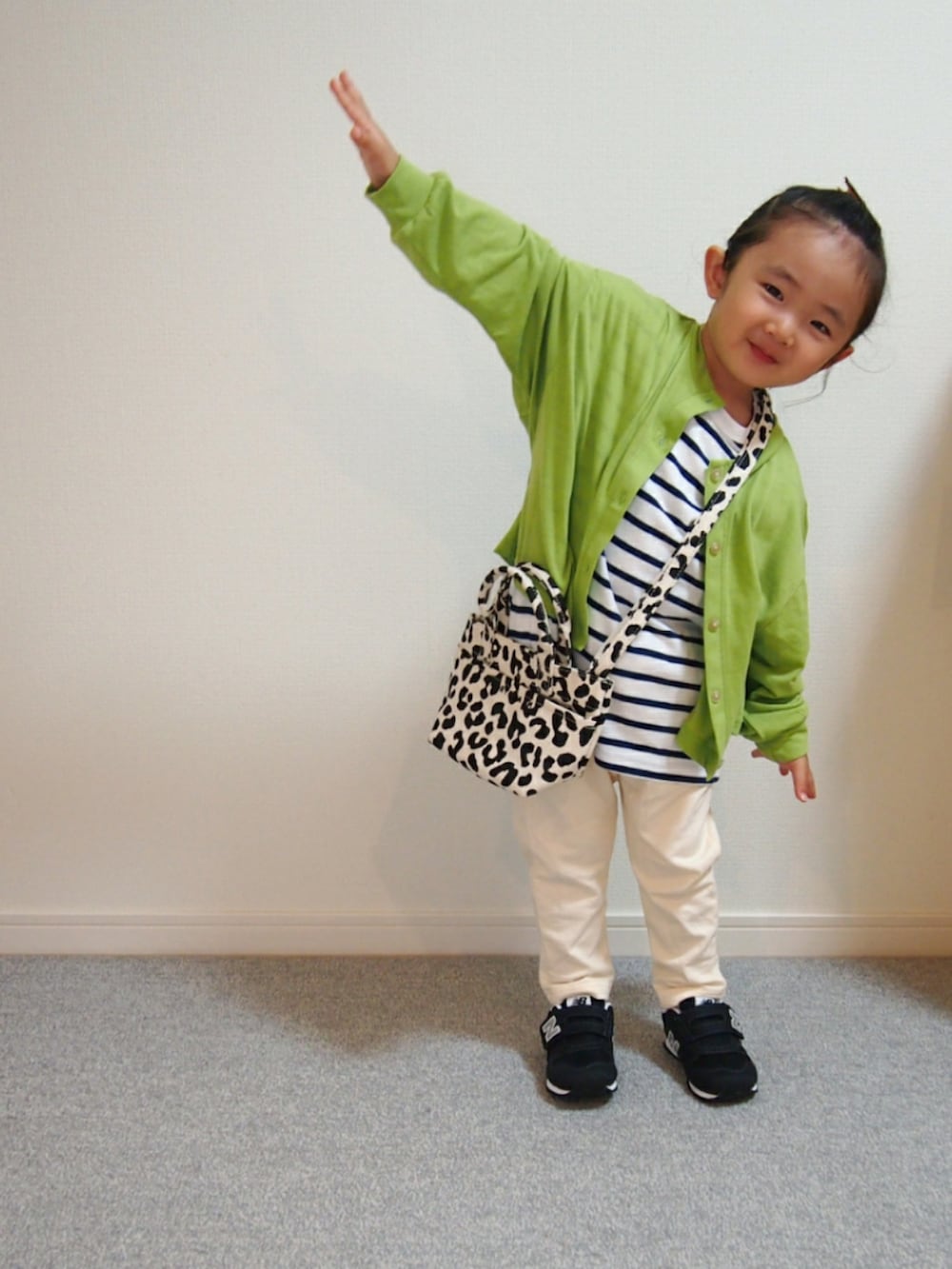 グリーン系のカーディガン/ボレロ、ホワイト系のTシャツ/カットソー、その他のバッグを着用したキッズの夏コーディネートの2枚目の写真