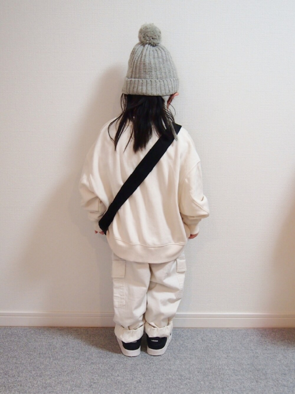 ホワイト系のノーカラージャケット、ピンク系のTシャツ/カットソー、ホワイト系のカーゴパンツを着用したキッズの冬コーディネートの4枚目の写真