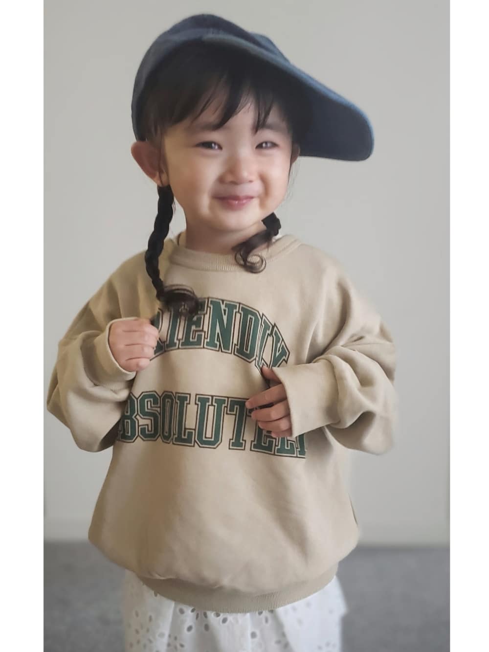 「2歳、女の子、キッズコーデ、キッズファッション、カジュアルコーデ、シンプルコーデ、キャップ、休日コーデ、カラーソックス、スニーカーコーデ、コンバース、春コーデ、私の推しブランド、おしゃれさんと繋がりたい」｜「ZARAのアイテム（キャップ、ブルー系）」を使った、𝑀𝐴𝑁𝑂𝐴さん（キッズ・90cm）の冬コーディネートの3枚目の写真