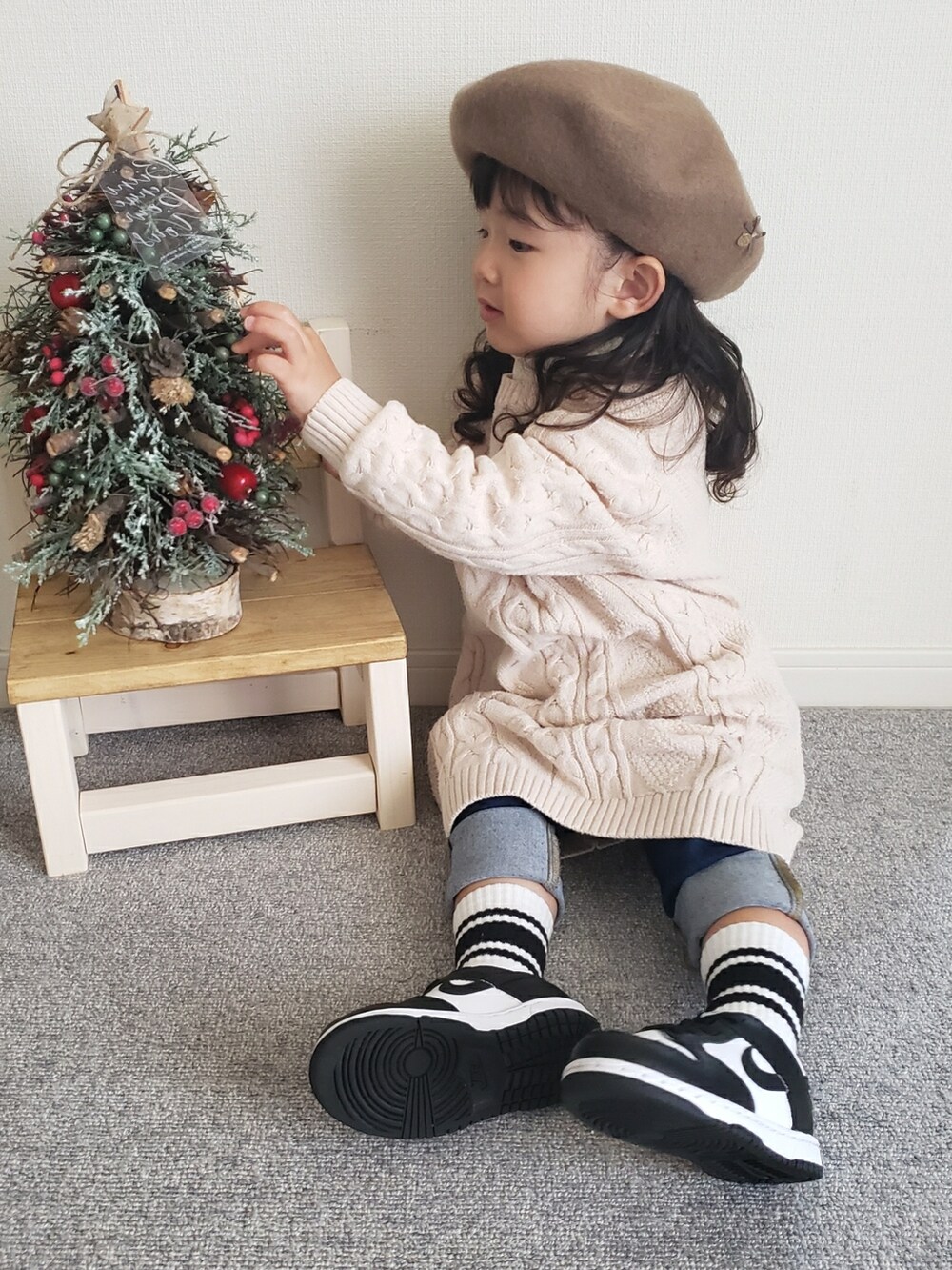 「秋コーデ、秋冬コーデ、2歳、女の子、おんなのこ、キッズコーデ、キッズファッション、ベレー帽、プチプラ、デニム、休日スタイル、クリスマス、NIKE、おしゃれさんと繋がりたい」|「apres les coursのフェルトベレー帽(ハンチング/ベレー帽、ブラウン系)」を使った、𝑀𝐴𝑁𝑂𝐴さん(キッズ・90cm)の秋コーディネートの2枚目の写真