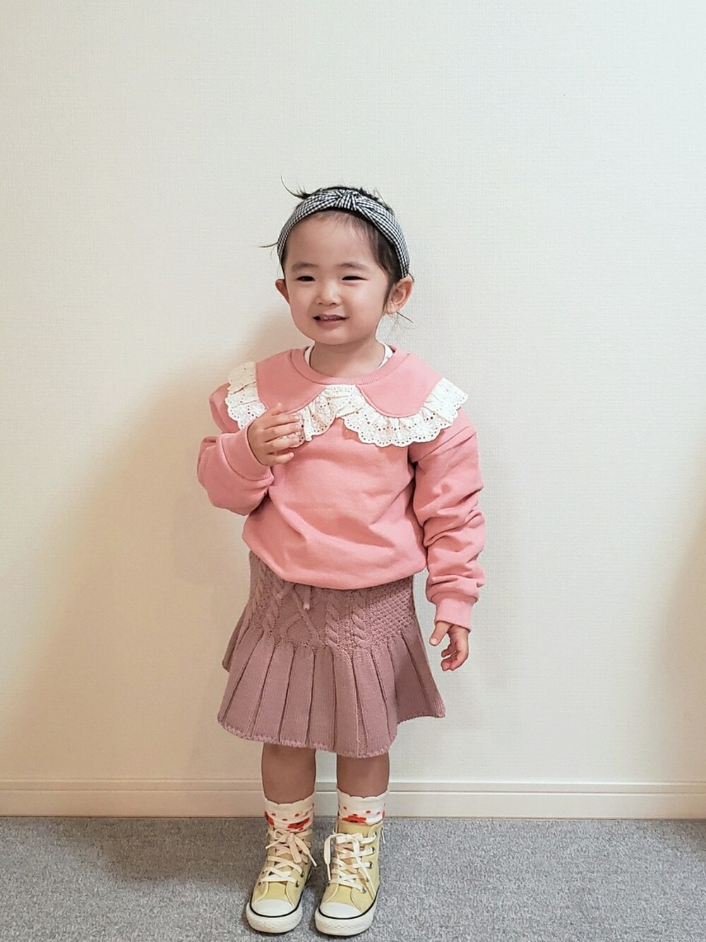 「春コーデ、2歳、女の子、スカート、キッズコーデ、キッズファッション、シンプルコーデ、ビッグカラー、カチューシャ、スニーカー、おしゃれさんと繋がりたい」|「Lycee mineの絞りリボンカチューシャ(カチューシャ、ブラック系)」を使った、𝑀𝐴𝑁𝑂𝐴さん(キッズ・90cm)の冬コーディネートの2枚目の写真
