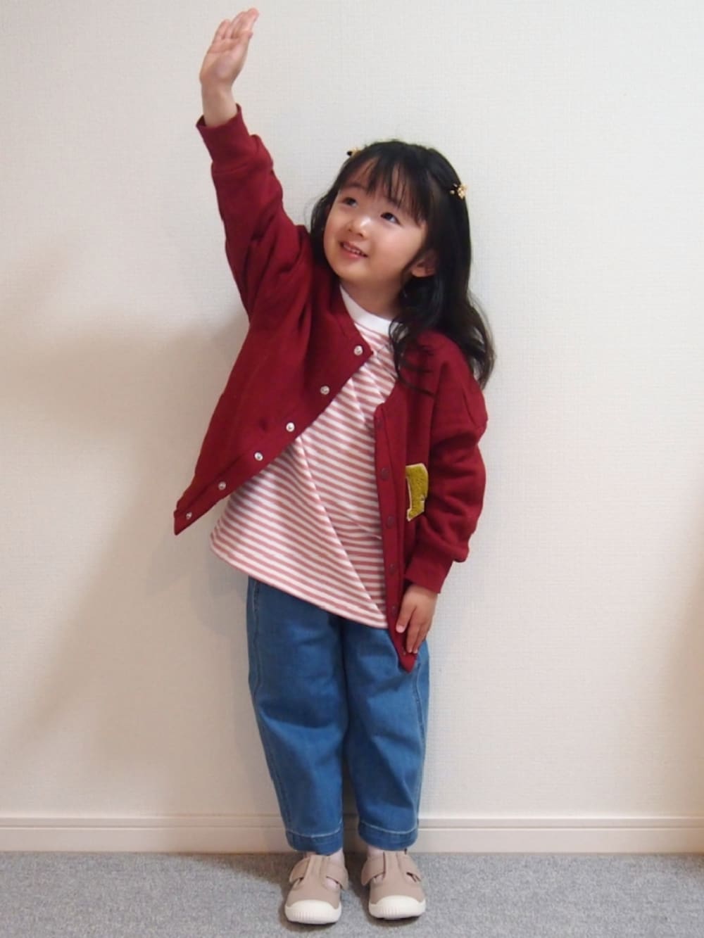 「春服コーデ、春のおしゃ見えテクニック、春服みてみて、おでかけコーデ、レイヤードスタイル、カジュアルコーデ、カーディガン、デニム」｜「Roraのエハート ハート ミニクリップ 2個セット（バレッタ/ヘアクリップ、ゴールド系）」を使った、𝑀𝐴𝑁𝑂𝐴さん（キッズ・90cm）の春コーディネートの2枚目の写真