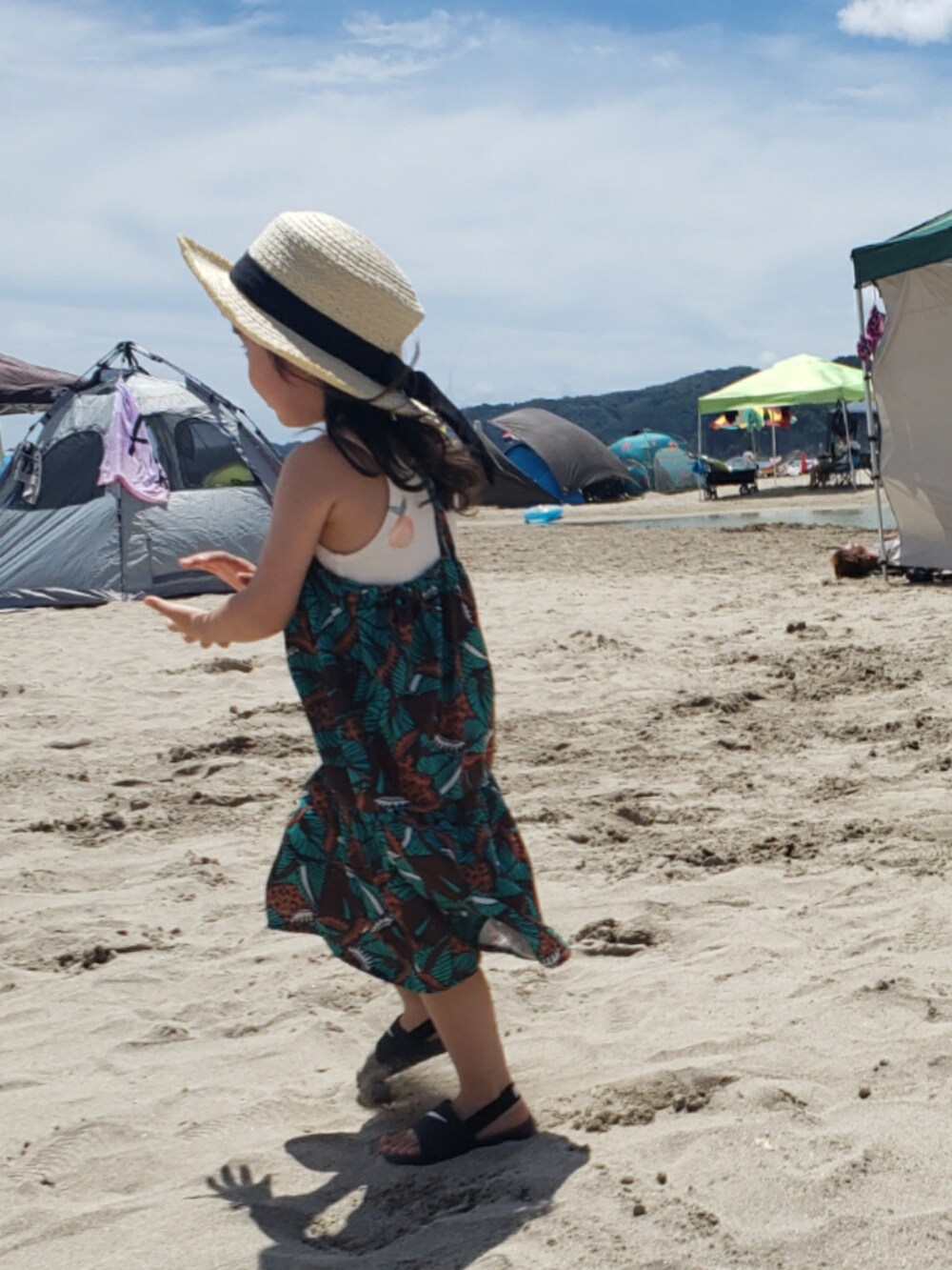 「夏コーデ、アツいコーデ全部見せ、サンダル、むぎわら帽子、ワンピース、プチプラ、カジュアルコーデ、おでかけコーデ」｜「ZARA KIDSのアイテム（ハット、ベージュ系）」を使った、𝑀𝐴𝑁𝑂𝐴さん（キッズ・90cm）の夏コーディネートの4枚目の写真