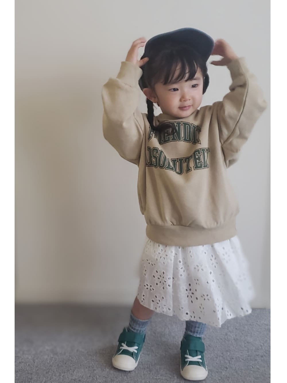 「2歳、女の子、キッズコーデ、キッズファッション、カジュアルコーデ、シンプルコーデ、キャップ、休日コーデ、カラーソックス、スニーカーコーデ、コンバース、春コーデ、私の推しブランド、おしゃれさんと繋がりたい」｜「ZARAのアイテム（キャップ、ブルー系）」を使った、𝑀𝐴𝑁𝑂𝐴さん（キッズ・90cm）の冬コーディネートの2枚目の写真