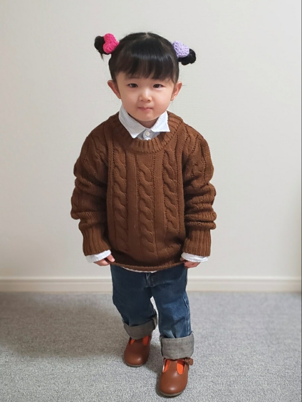 「春コーデ、2歳、女の子、チョコ色に染まれ、キッズコーデ、カジュアルコーデ、シンプル、ほめられ本命コーデ、レイヤードスタイル、シャツスタイル、ビビットカラー、おしゃれさんと繋がりたい」｜「petit mainのアイテム（ニット/セーター、ブラウン系）」を使った、𝑀𝐴𝑁𝑂𝐴さん（キッズ・90cm）の冬コーディネートの3枚目の写真