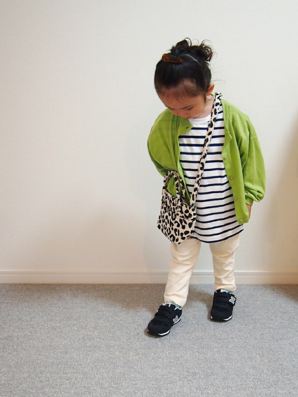 グリーン系のカーディガン/ボレロ、ホワイト系のTシャツ/カットソー、その他のバッグを着用したキッズの夏コーディネートの4枚目の写真