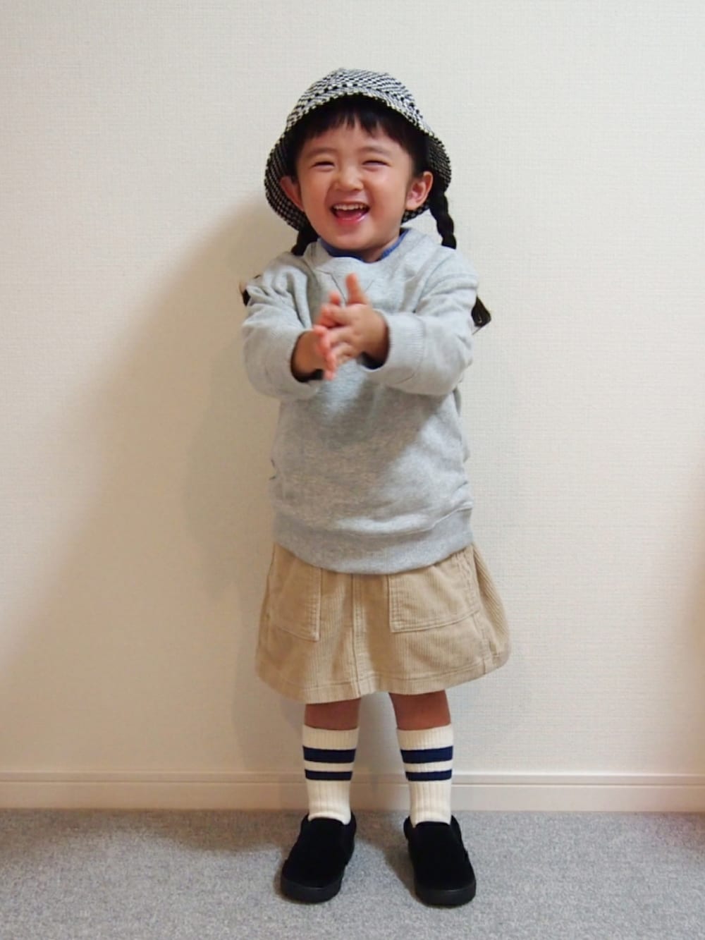 パープル系のトップス、グレー系のスウェット、ブラック系のスリッポンを着用したキッズの秋コーディネートの2枚目の写真