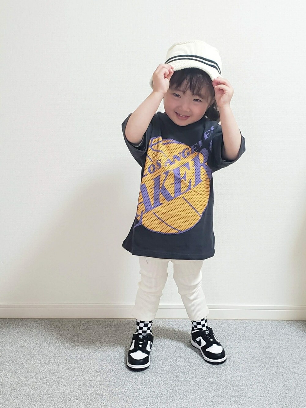 「春服デビュー宣言、春コーデ、2歳、女の子、バケットハット、キッズコーデ、カジュアルコーデ、ストリート、NIKE、ゆるコーデ」｜「petit mainのコットンニットバケットハット（ハット、ホワイト系）」を使った、𝑀𝐴𝑁𝑂𝐴さん（キッズ・90cm）の春コーディネートの3枚目の写真
