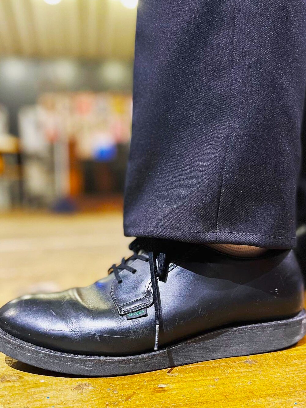 ブラック系のカーディガン/ボレロ、ブラック系のシャツ/ブラウス、ブラック系のスラックスを着用したメンズの秋コーディネートの4枚目の写真