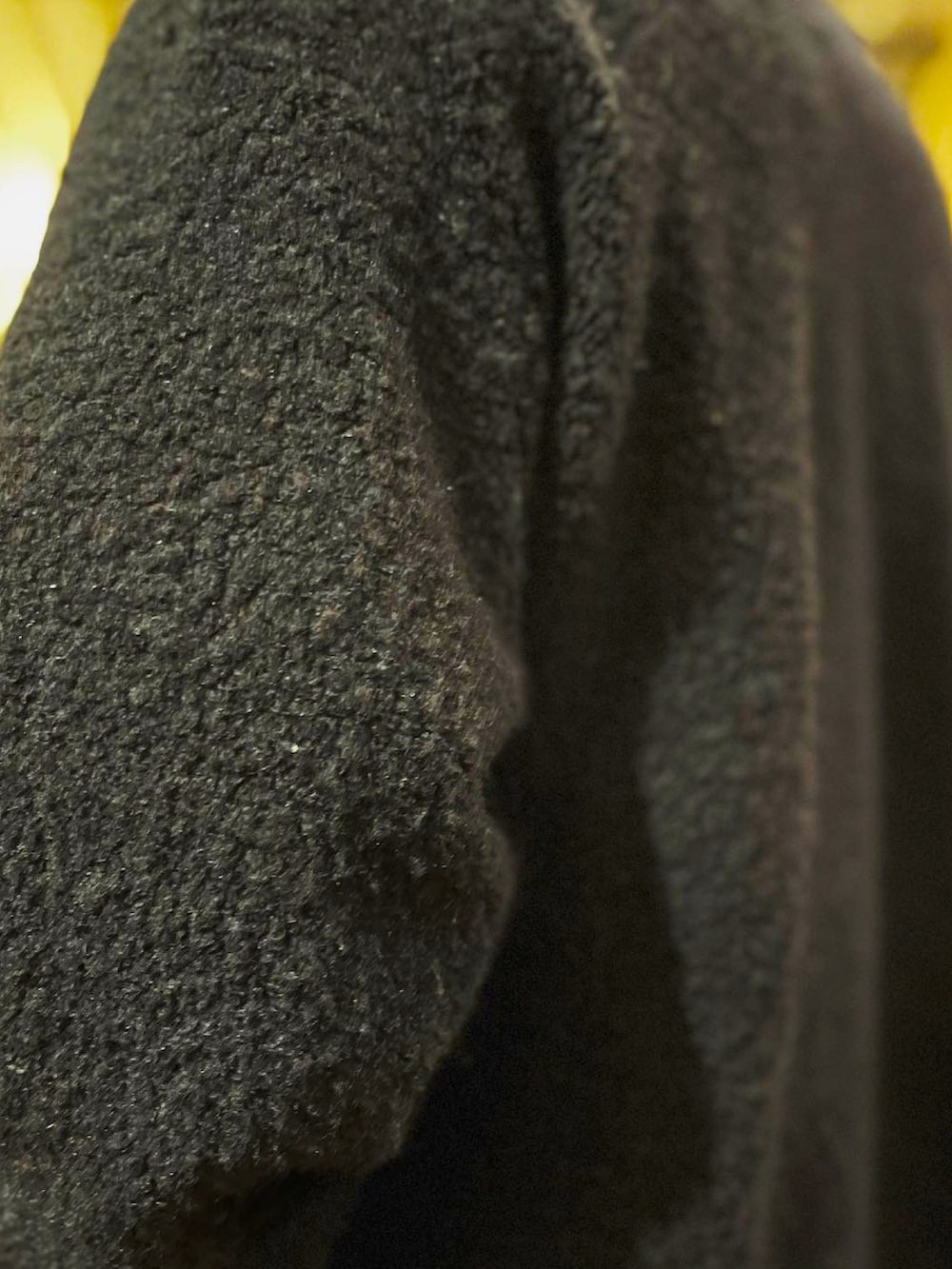 ブラック系のカーディガン/ボレロ、ブラック系のシャツ/ブラウス、ブラック系のスラックスを着用したメンズの秋コーディネートの3枚目の写真