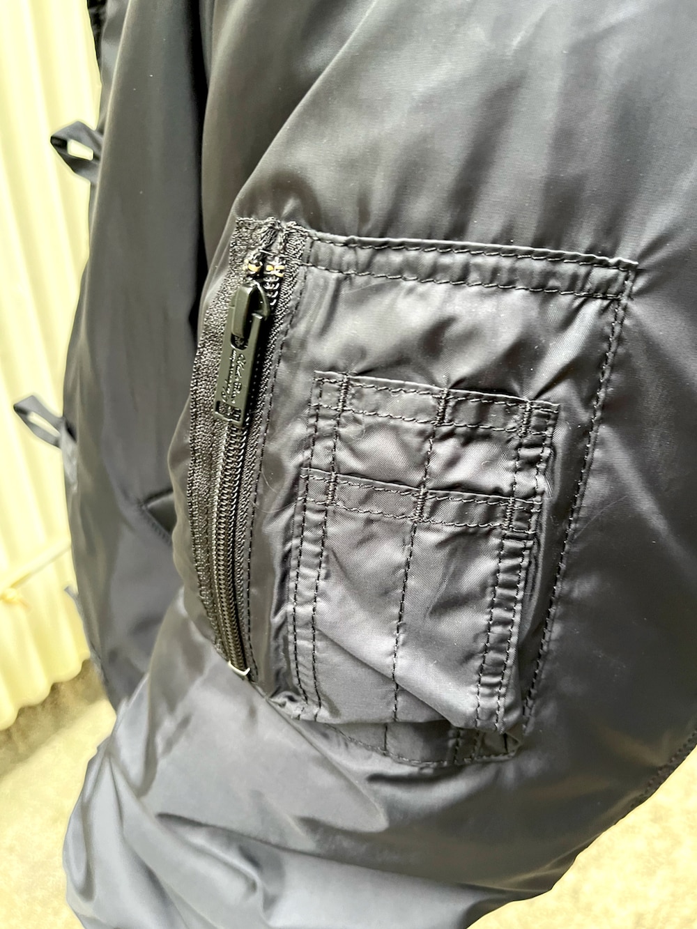 ブラック系のTシャツ/カットソー、ブラック系のスラックス、ブラック系のモカシン/デッキシューズを着用したメンズの秋コーディネートの3枚目の写真