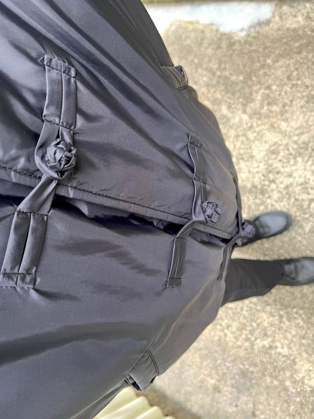 ブラック系のTシャツ/カットソー、ブラック系のスラックス、ブラック系のモカシン/デッキシューズを着用したメンズの秋コーディネートの2枚目の写真