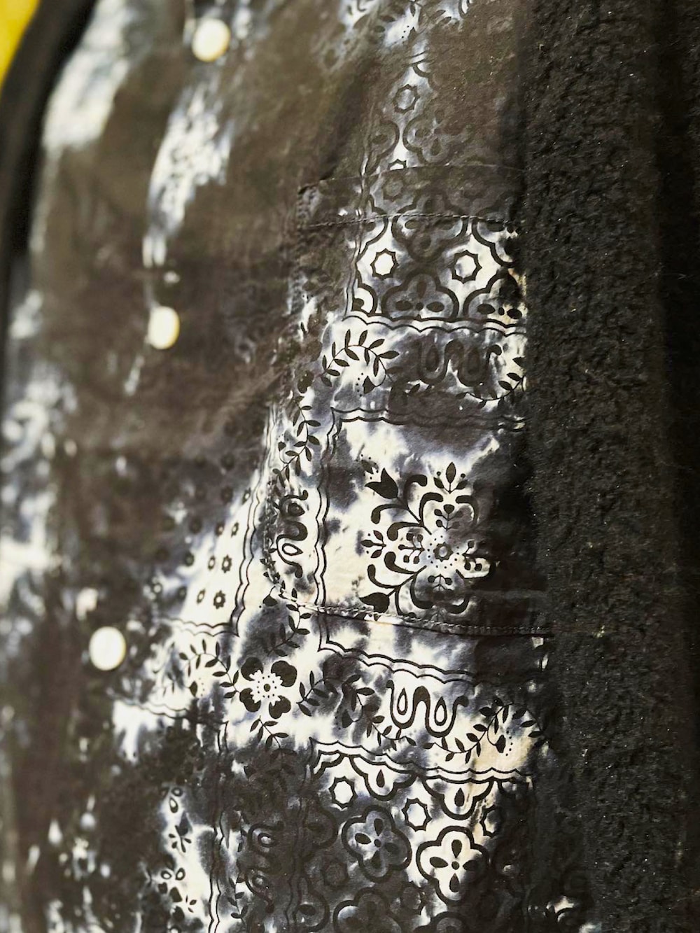 ブラック系のカーディガン/ボレロ、ブラック系のシャツ/ブラウス、ブラック系のスラックスを着用したメンズの秋コーディネートの2枚目の写真