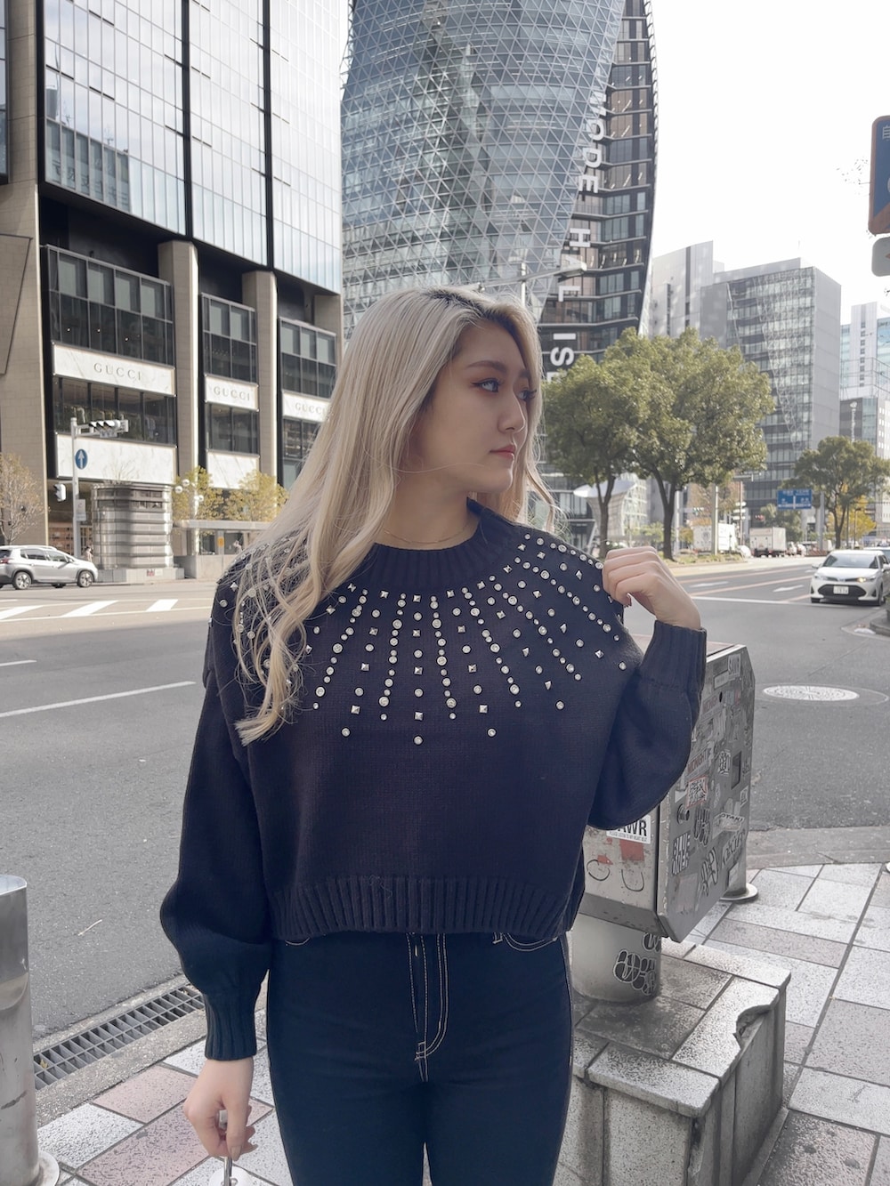 「GYDA、gydastaff、冬コーデ、ファーコート、ブラック、ブラックコーデ、ビジュー、ニット」｜「GYDAのBIJOU ショートニットトップス（ニット/セーター、ブラック系）」を使った、hisuiさん（レディース・162cm）の冬コーディネートの3枚目の写真