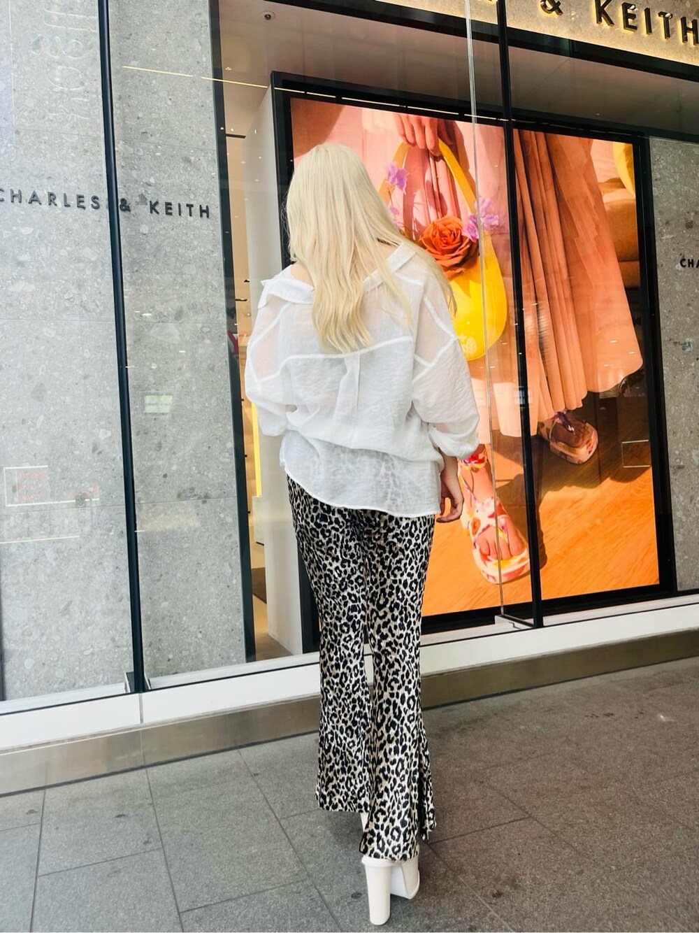 その他のその他パンツ、その他のキャミソール、ホワイト系のサンダルを着用したレディースの夏コーディネートの5枚目の写真