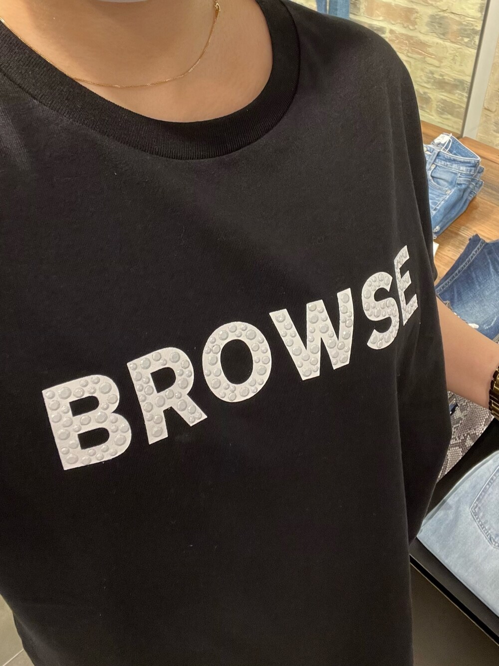 ホワイト系のパンプス、ブラック系のサンダル、ピンク系のTシャツ/カットソーを着用したレディースの夏コーディネートの4枚目の写真