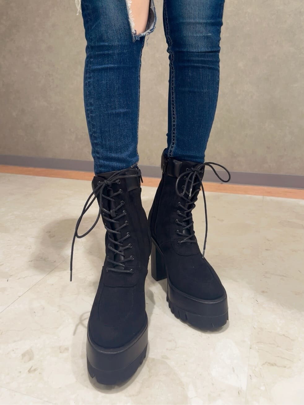 ブラック系のチューブトップ、ブルー系のデニムパンツ、ホワイト系のニット/セーターを着用したレディースの秋コーディネートの5枚目の写真