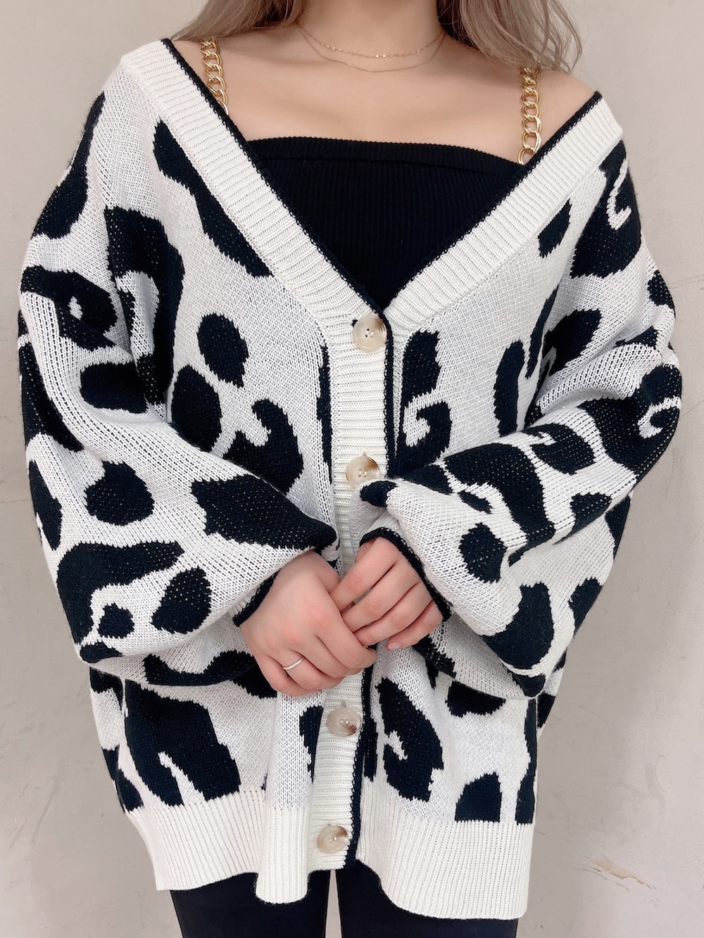 ホワイト系のカーディガン/ボレロ、ブラック系のキャミソール、ブラック系のデニムパンツを着用したレディースの春コーディネートの4枚目の写真