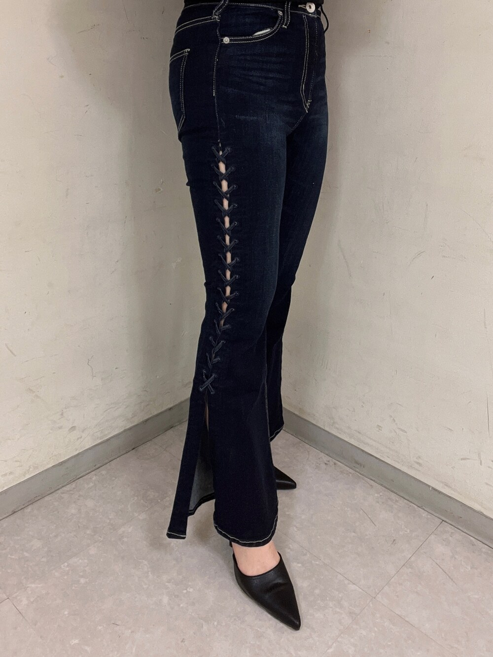 ブラック系のスウェット、ブルー系のデニムパンツ、ブラック系のパンプスを着用したレディースの冬コーディネートの5枚目の写真