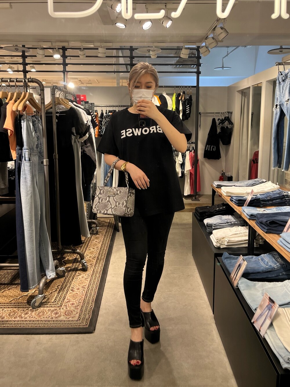 ホワイト系のパンプス、ブラック系のサンダル、ピンク系のTシャツ/カットソーを着用したレディースの夏コーディネートの2枚目の写真