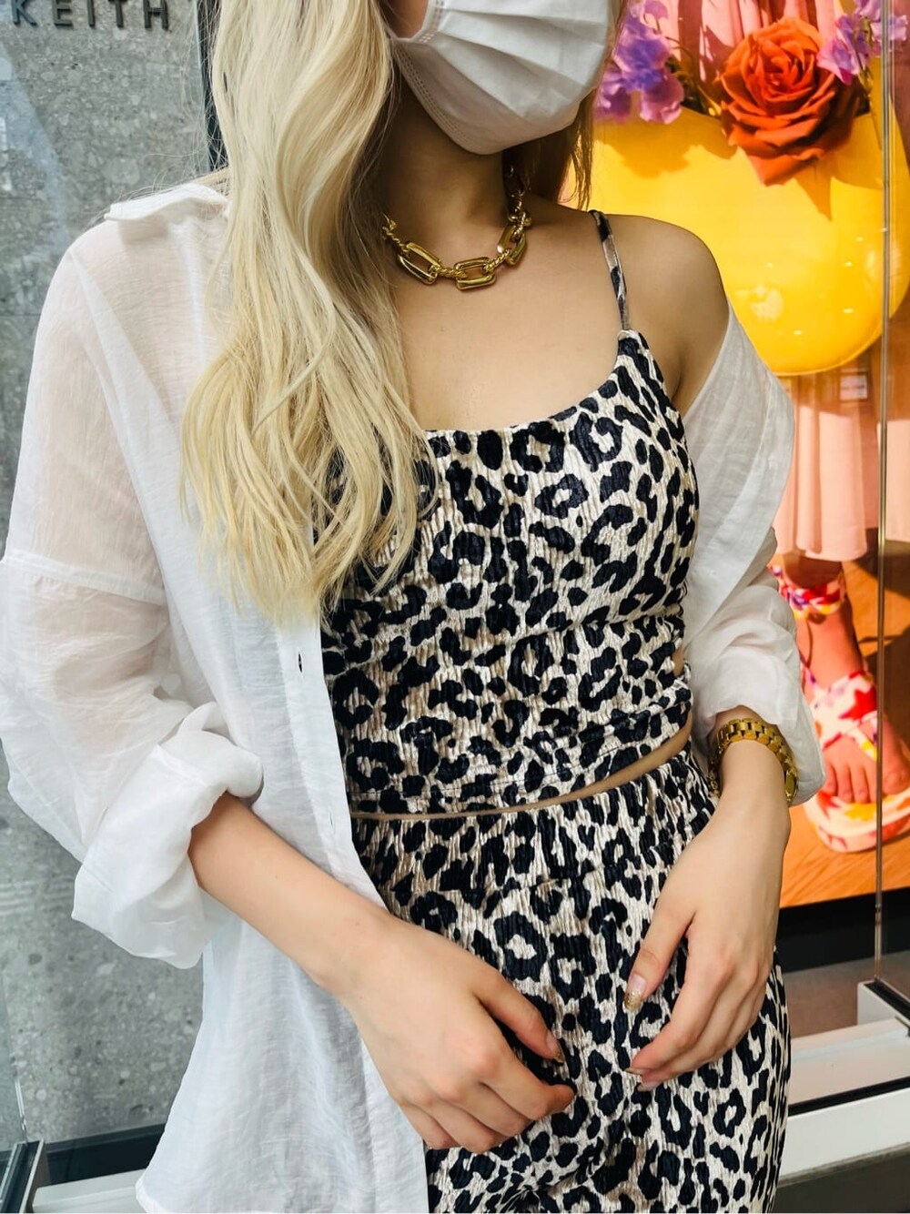 その他のその他パンツ、その他のキャミソール、ホワイト系のサンダルを着用したレディースの夏コーディネートの3枚目の写真