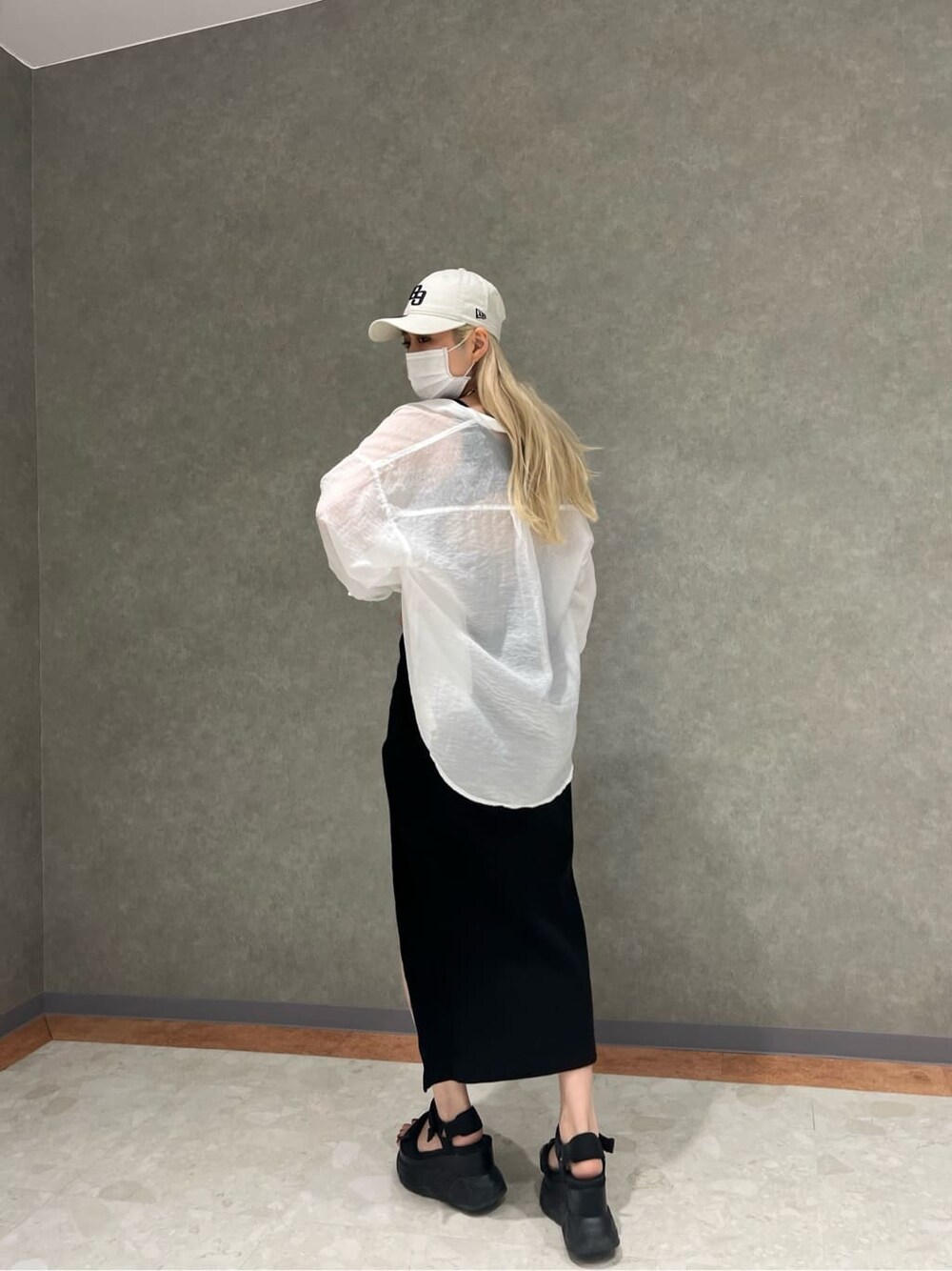 ブラック系のワンピース、ホワイト系のシャツ/ブラウス、ゴールド系のネックレスを着用したレディースの夏コーディネートの2枚目の写真