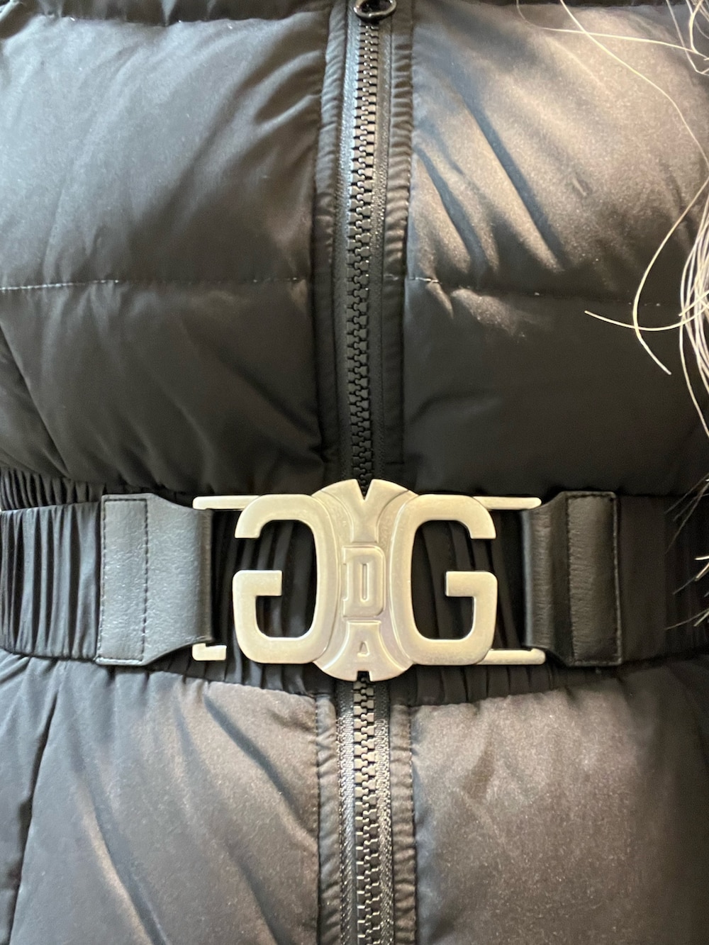 ブラック系のダウンジャケット/コートを着用したレディースの秋コーディネートの2枚目の写真