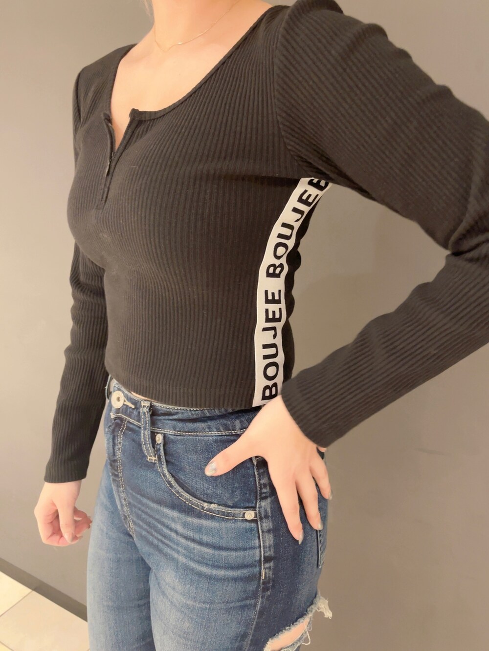 ブルー系のデニムパンツ、ブラック系のパンプス、ブラック系のTシャツ/カットソーを着用したレディースの秋コーディネートの2枚目の写真