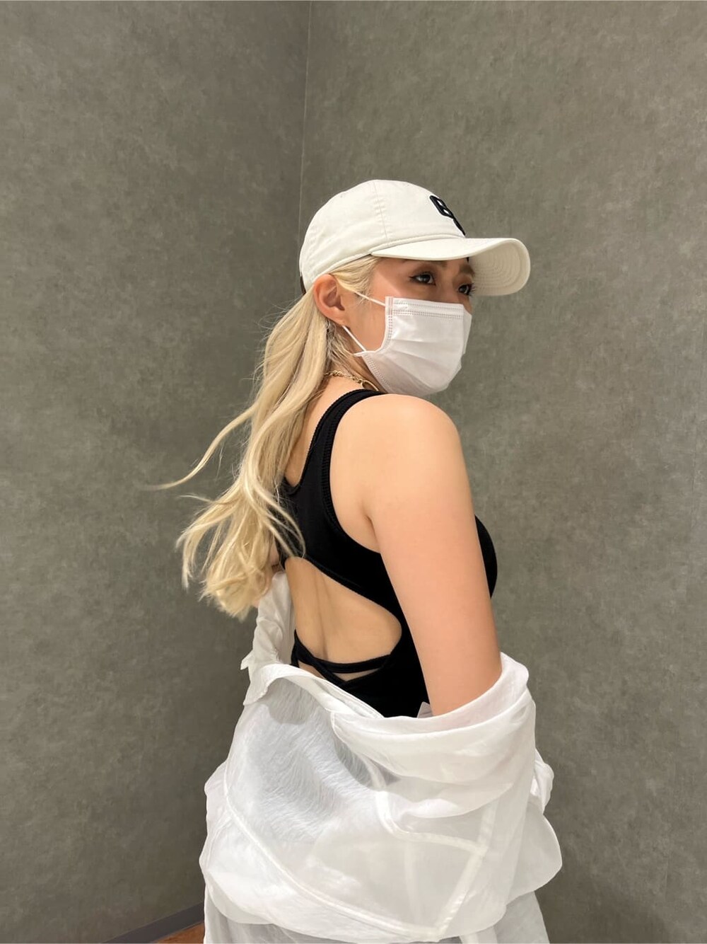 ブラック系のワンピース、ホワイト系のシャツ/ブラウス、ゴールド系のネックレスを着用したレディースの夏コーディネートの3枚目の写真