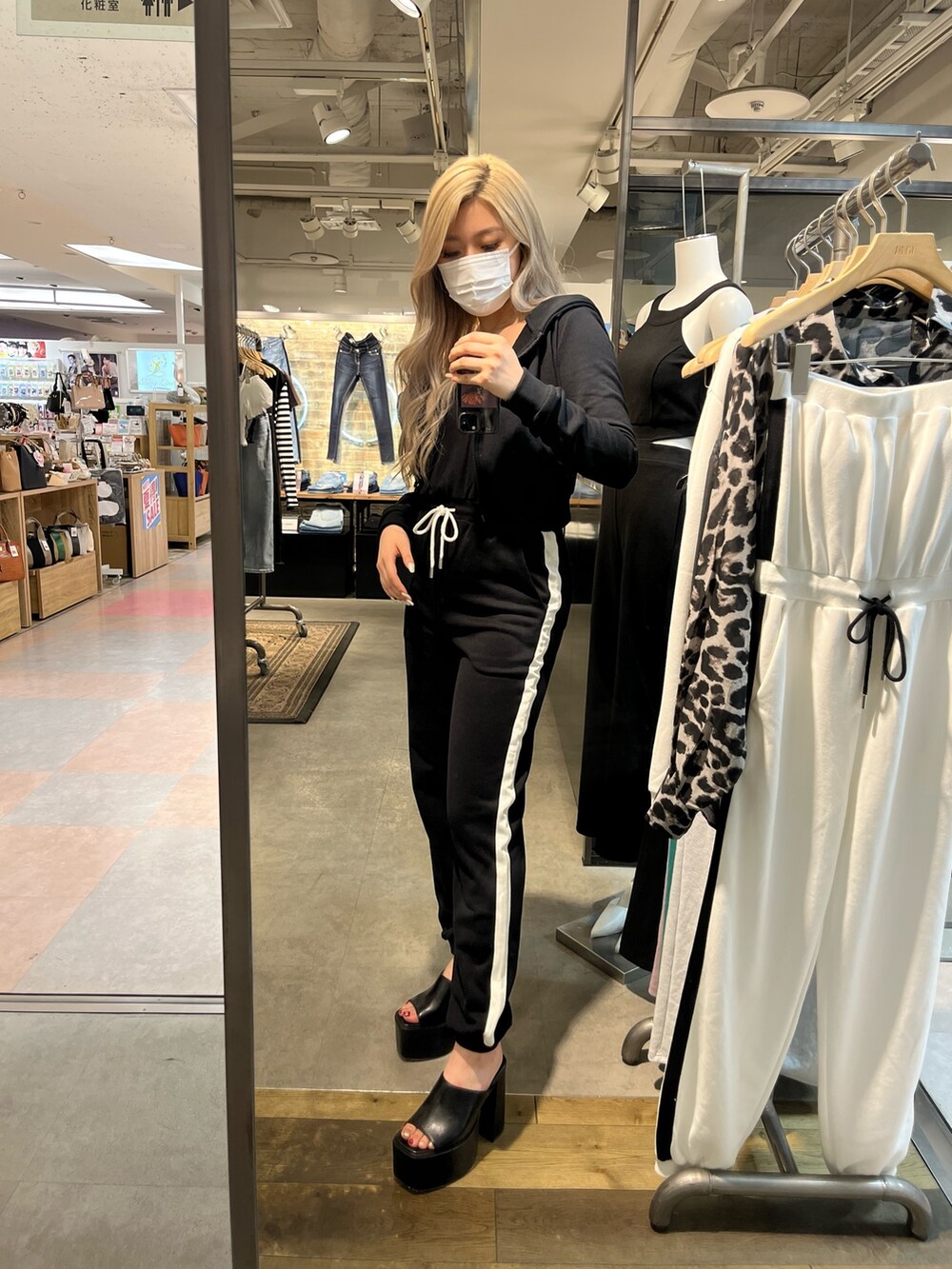 ホワイト系のつなぎ/オールインワン、ブラック系のパーカー、ブラック系のサンダルを着用したレディースの夏コーディネートの2枚目の写真