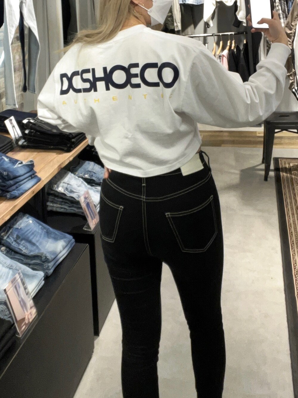 ホワイト系のTシャツ/カットソー、ブラック系のデニムパンツ、ブラック系のパンプスを着用したレディースの春コーディネートの3枚目の写真