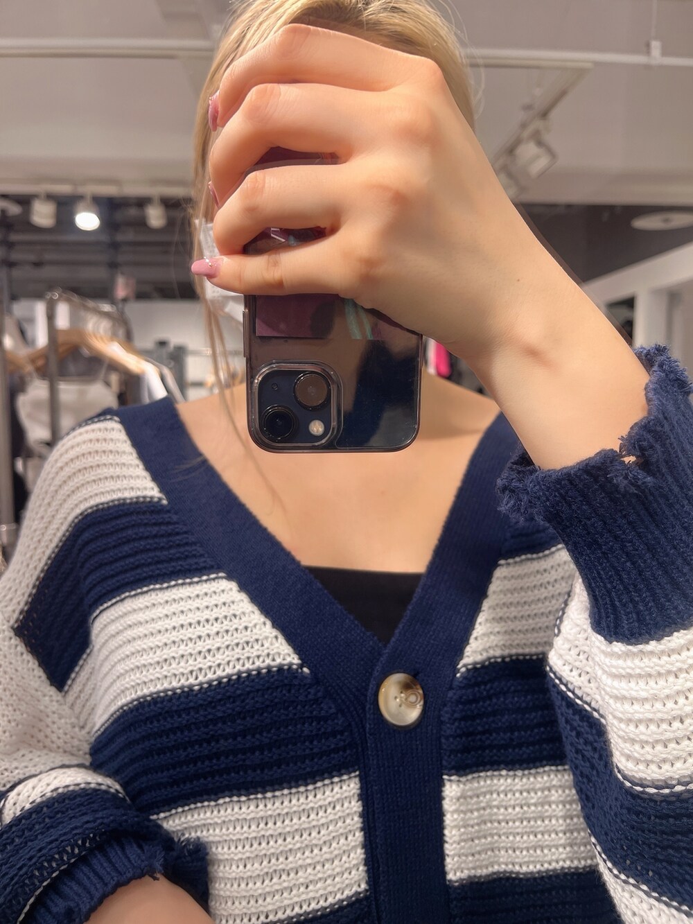 ブラック系のタンクトップ、ブルー系のカーディガン/ボレロ、ブラック系のハンドバッグを着用したレディースの夏コーディネートの3枚目の写真