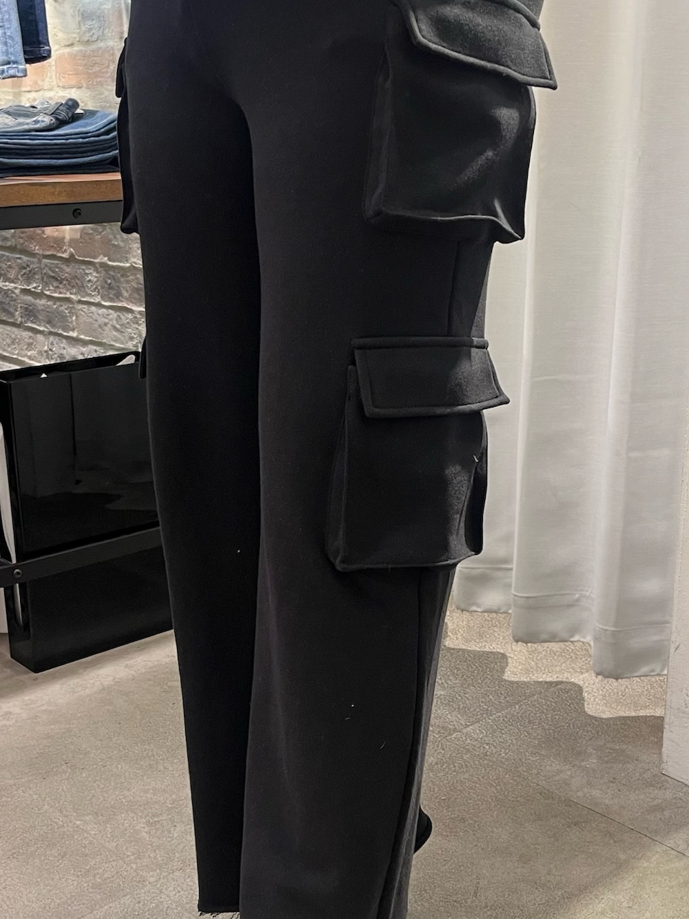 ブラック系のカーゴパンツ、ブラック系のタンクトップ、ブラック系のパーカーを着用したレディースの冬コーディネートの3枚目の写真