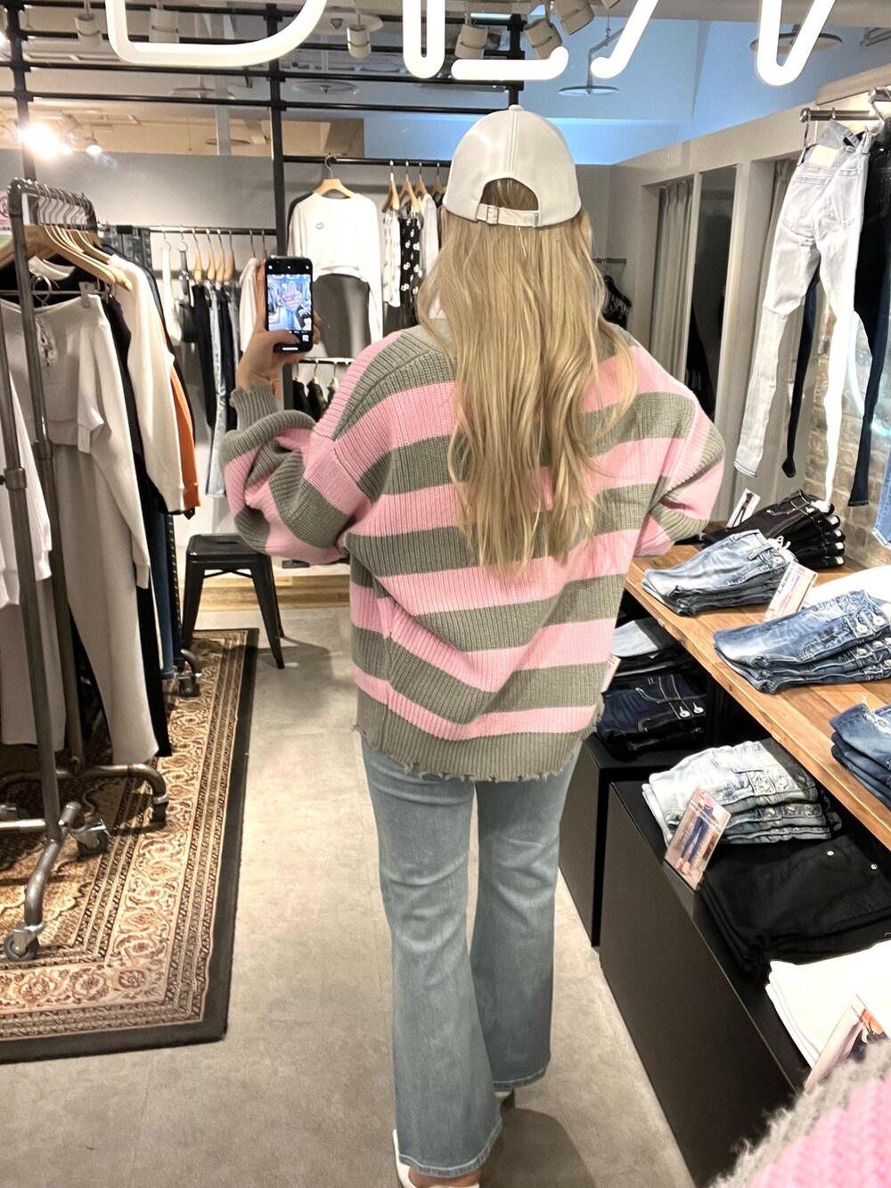 ブルー系のサロペット/オーバーオール、ピンク系のカーディガン/ボレロ、ホワイト系のTシャツ/カットソーを着用したレディースの春コーディネートの2枚目の写真