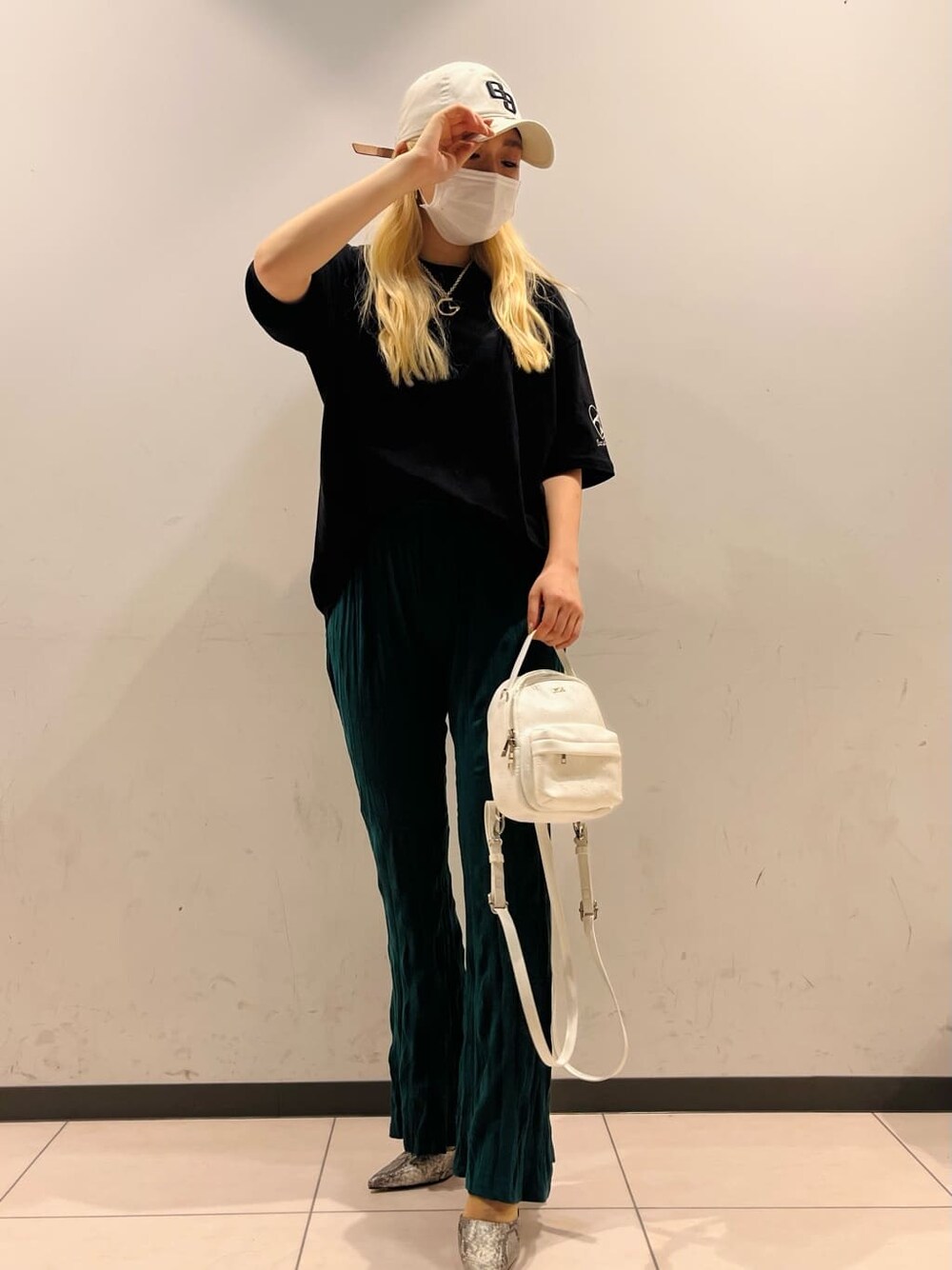 グリーン系のその他パンツ、その他のパンプス、ブラック系のTシャツ/カットソーを着用したレディースの夏コーディネートの2枚目の写真