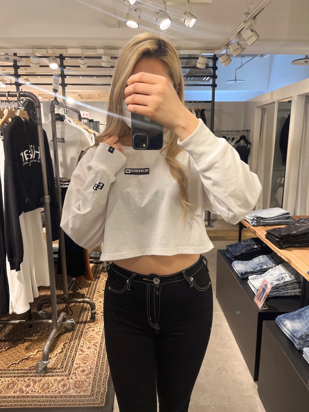 ホワイト系のTシャツ/カットソー、ブラック系のデニムパンツ、ブラック系のパンプスを着用したレディースの春コーディネートの2枚目の写真