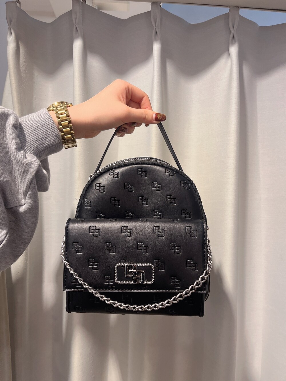 グレー系のワンピース、ブラック系のバックパック/リュック、ブラック系のブーツを着用したレディースの秋コーディネートの5枚目の写真