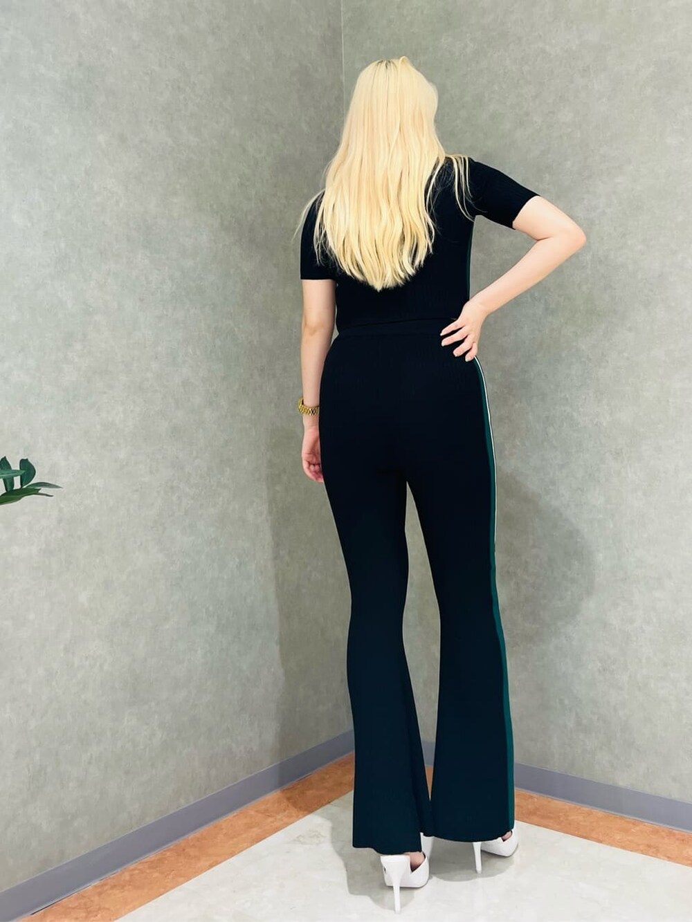 ホワイト系のパンプス、ブラック系のその他パンツ、ブラック系のニット/セーターを着用したレディースの夏コーディネートの5枚目の写真