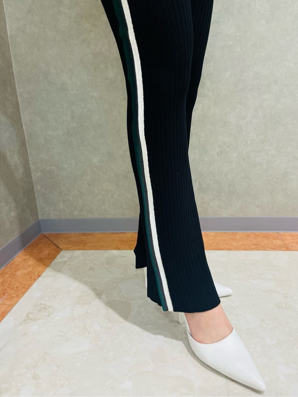 ホワイト系のパンプス、ブラック系のその他パンツ、ブラック系のニット/セーターを着用したレディースの夏コーディネートの4枚目の写真