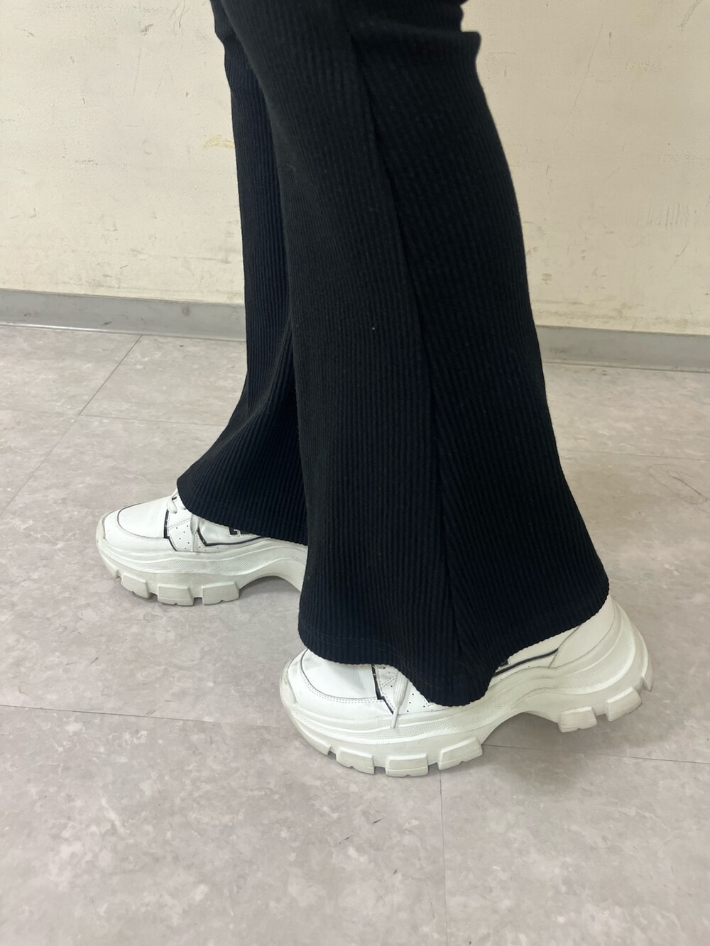 ホワイト系のシャツ/ブラウス、ブラック系のつなぎ/オールインワン、ブラック系のキャミソールを着用したレディースの冬コーディネートの4枚目の写真