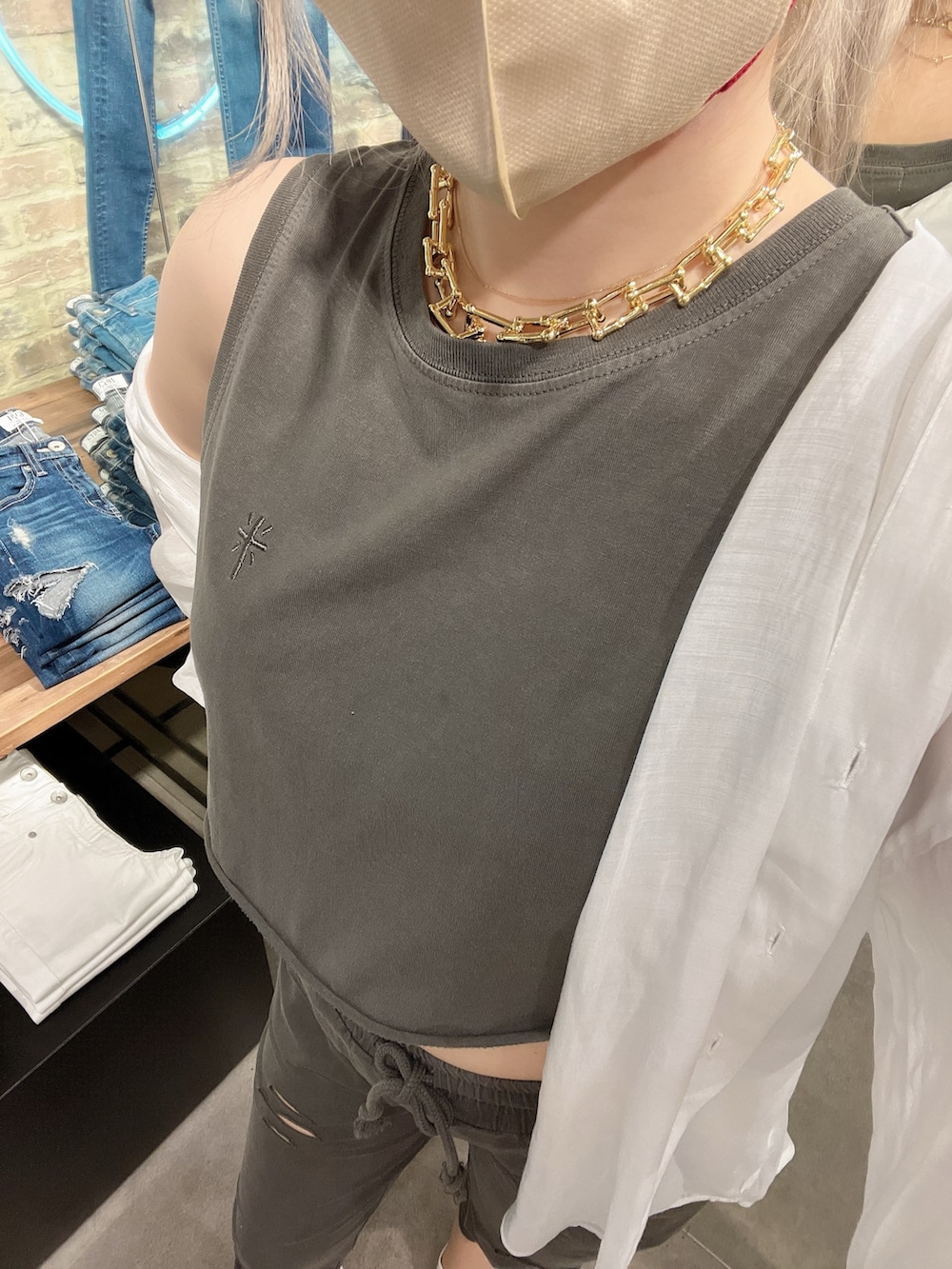 グレー系のタンクトップ、ホワイト系のシャツ/ブラウス、グレー系のスウェットパンツを着用したレディースの春コーディネートの4枚目の写真