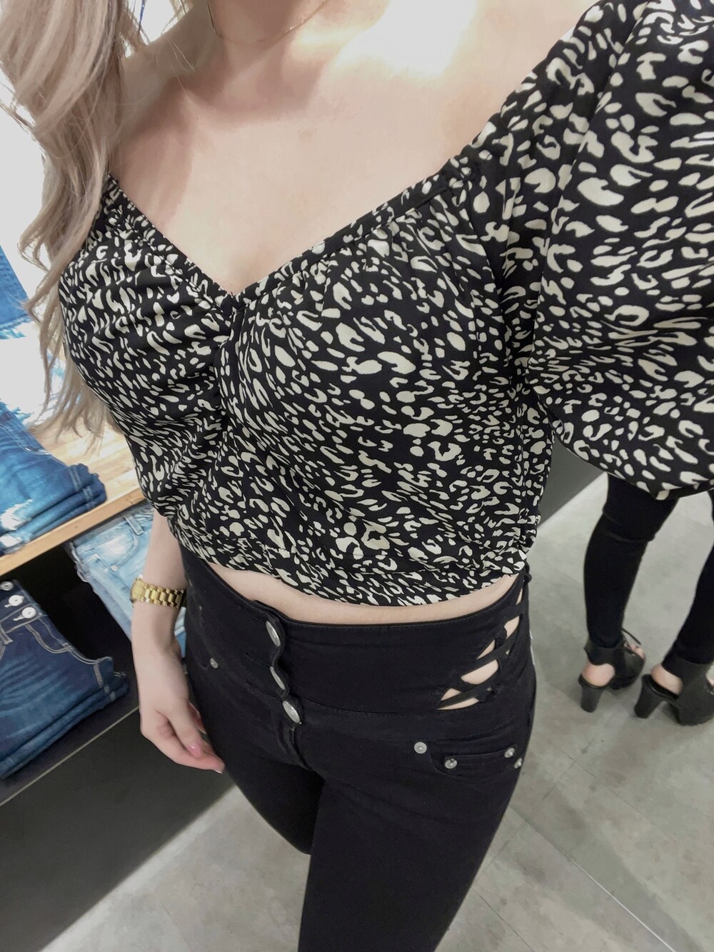 ブラック系のシャツ/ブラウス、ブラック系のデニムパンツ、ブラック系のブーツを着用したレディースの春コーディネートの3枚目の写真