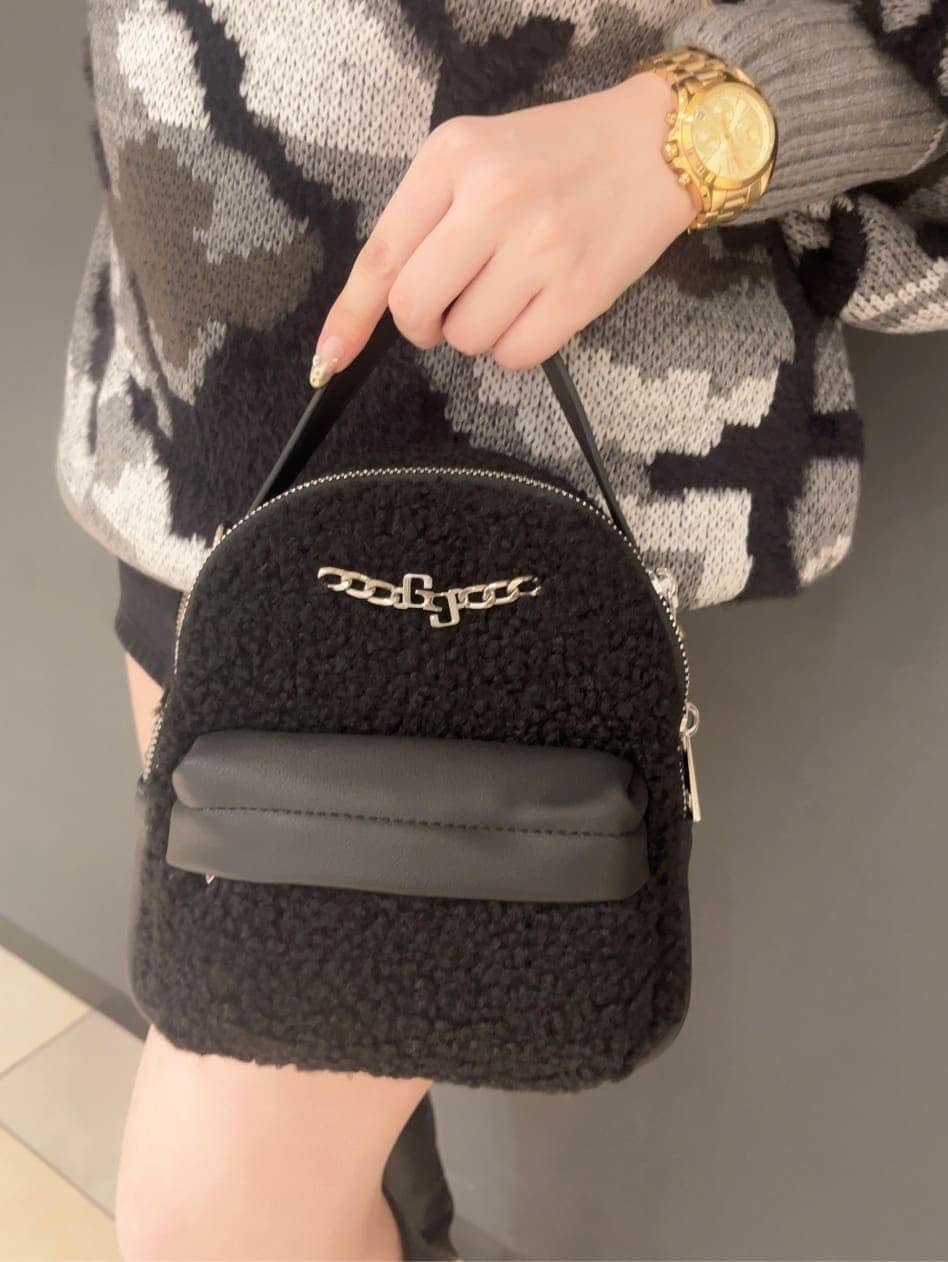 ブラック系のブーツ、ブラック系のデニムスカート、グレー系のニット/セーターを着用したレディースの秋コーディネートの6枚目の写真