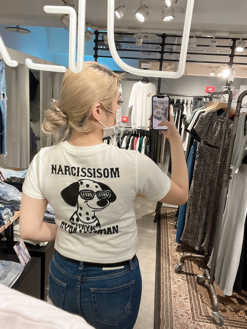 ホワイト系のTシャツ/カットソー、ブルー系のデニムパンツ、ブラック系のパンプスを着用したレディースの夏コーディネートの3枚目の写真